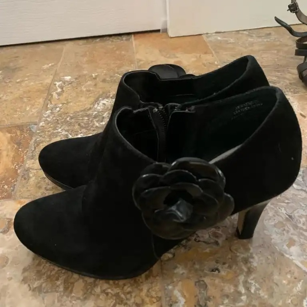Suede black heels